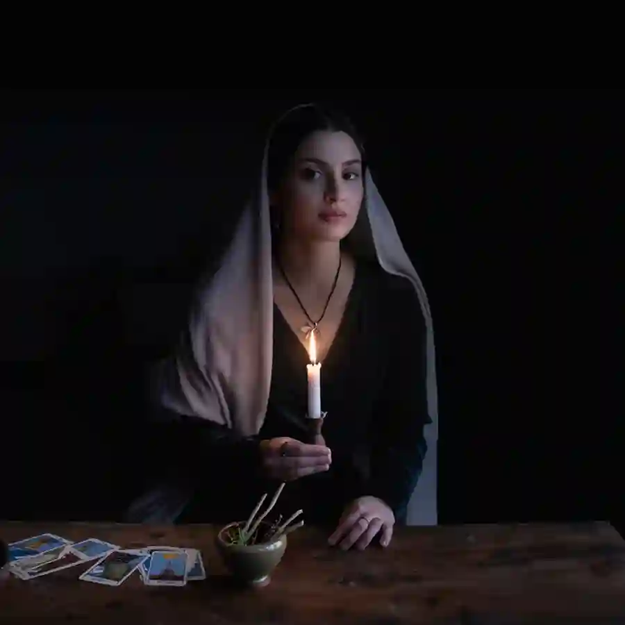 Обряд гадания на Таро — гадалка проводит эзотерический ритуал при свечах
